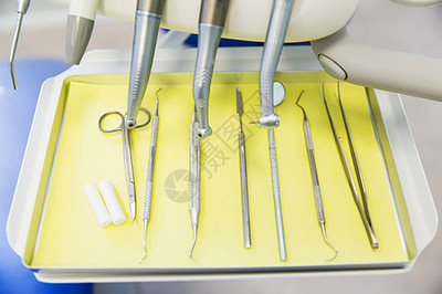 牙科技術的演進 從齒輪磨牙到現代口腔衛生的符號化表達